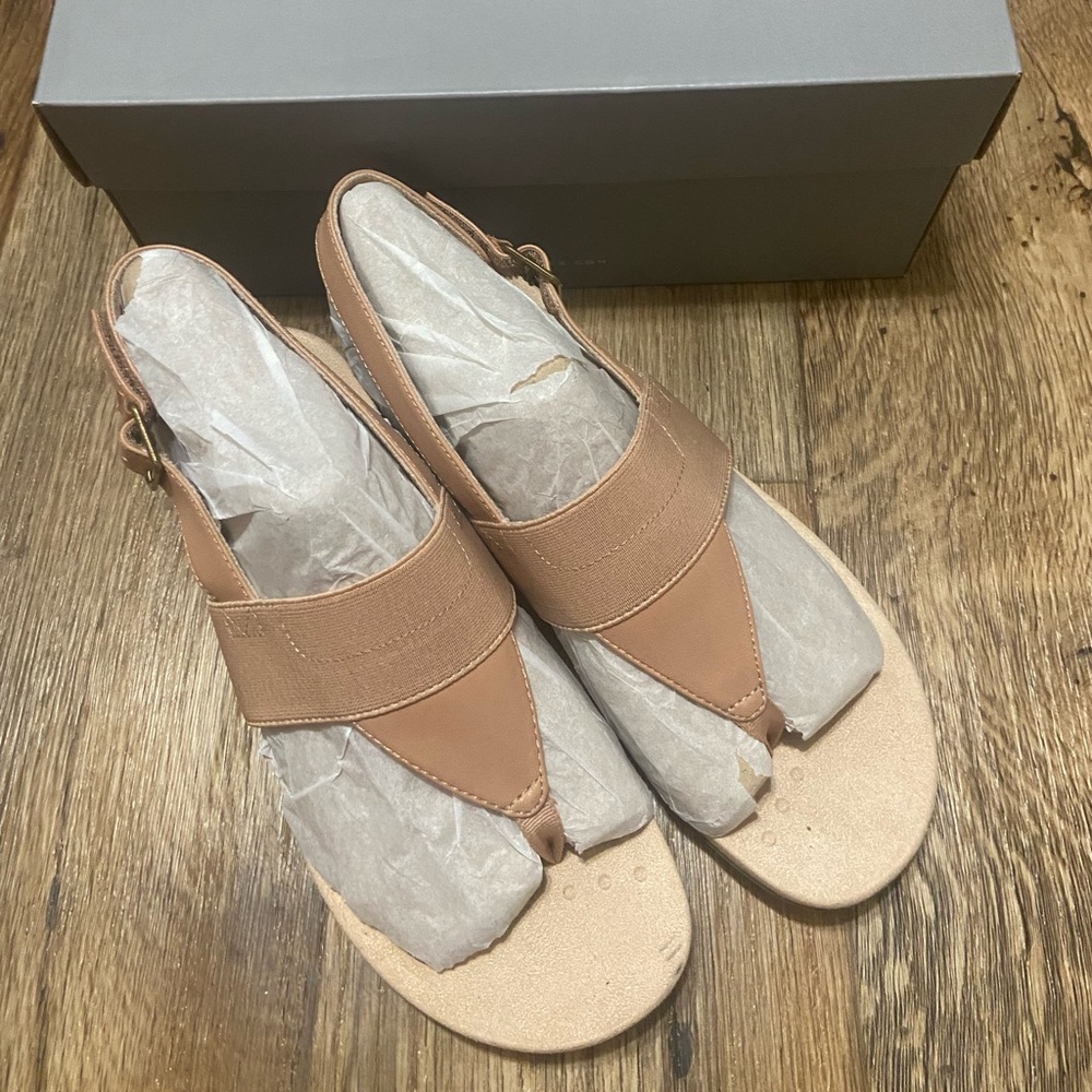 Vionic Womens adjustable sandals size 9